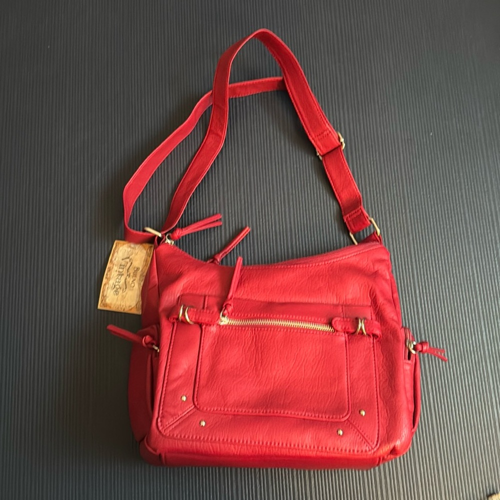 Bueno Vintage NWT purse, red, plethora of pockets! Adjustable strap